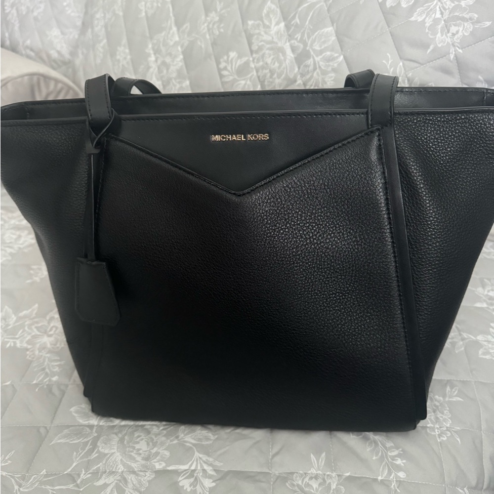 MK shoulder bag in excellent condition. Smoke and pet free no tears or stains.